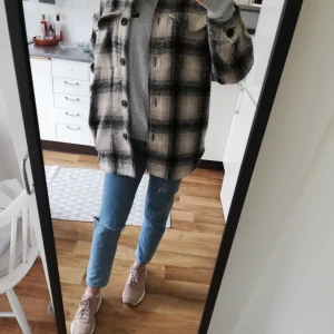  - Rutig oversize kappa från Bershka. Använd 2 ggr. 