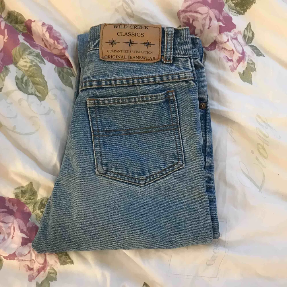 Ett par jättefina vintage jeans som är köpta här på plick. Dom passade inte mig och väljer därför att sälja vidare dom. Det är bara att höra av er till mig med eventuella frågor, trevlig dag!❤️. Jeans & Byxor.