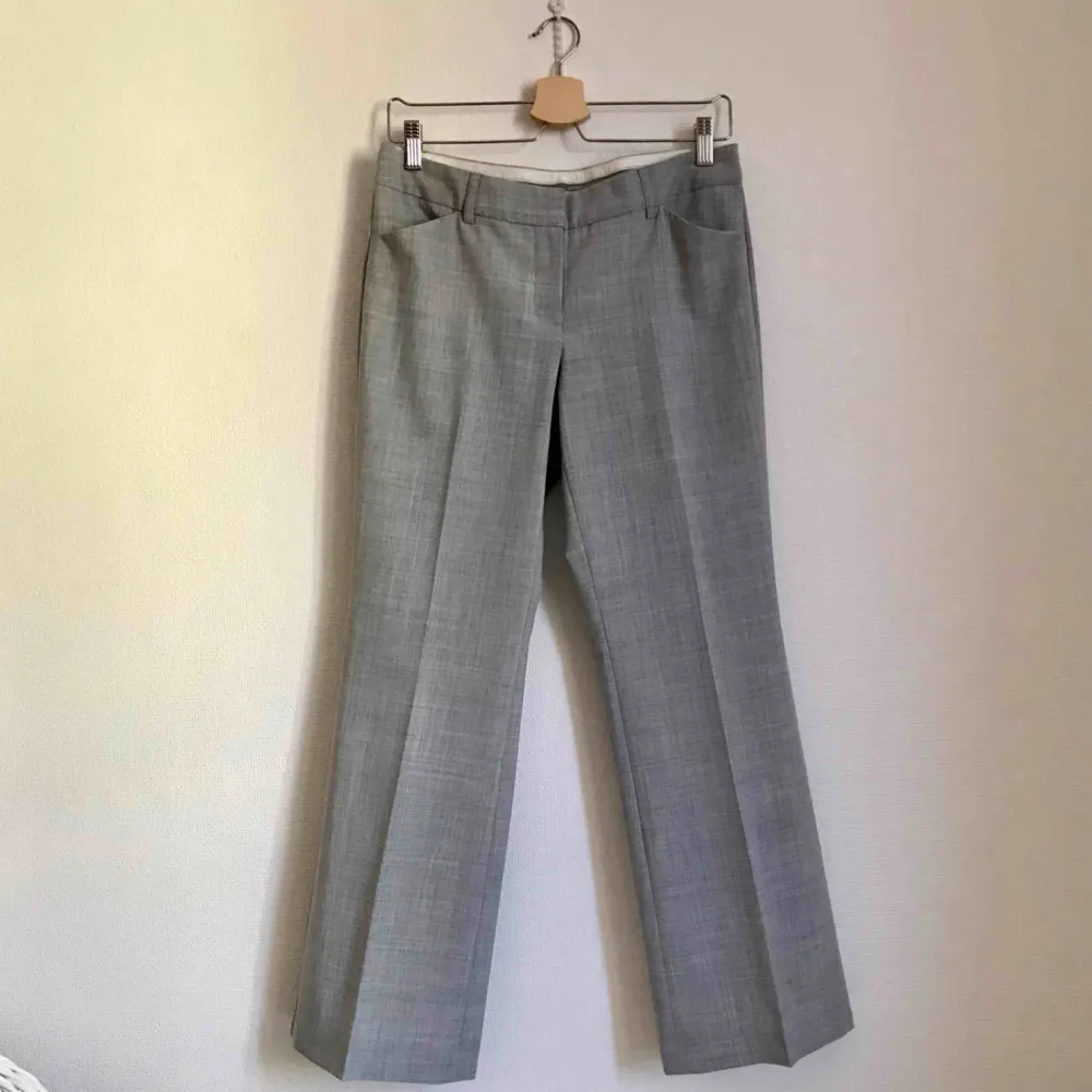 Editor pants. Bra skick. Sitter fint och vida byxor. Lätt material och välsydda. Inköpta i USA.. Jeans & Byxor.