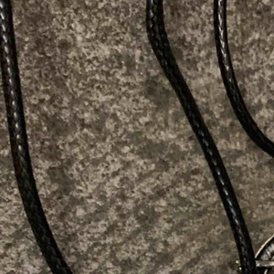  - Festligt ockulta halsband i silverfärg på band i läderimitation. Passar häxor, trollkarlar, alla och i Närke. 