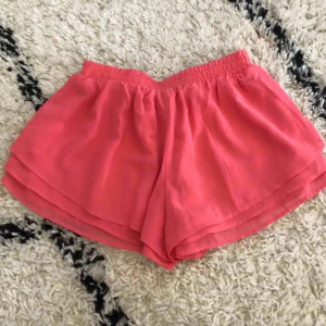  - Shorts i XS kan frktas