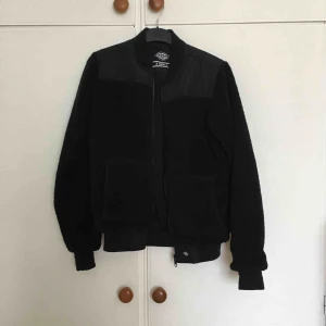  - Trendig och snygg jacka från dickies. Storlek XS men ändå rymlig. Bra fickor. Varm och skön. Använd endast ett fåtal gånger.