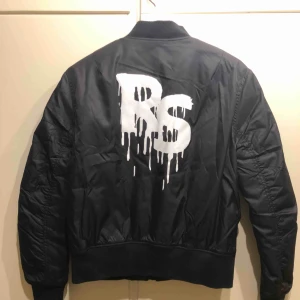  - Bombarjacka från Rebecca Stella. Jättefint skick! 