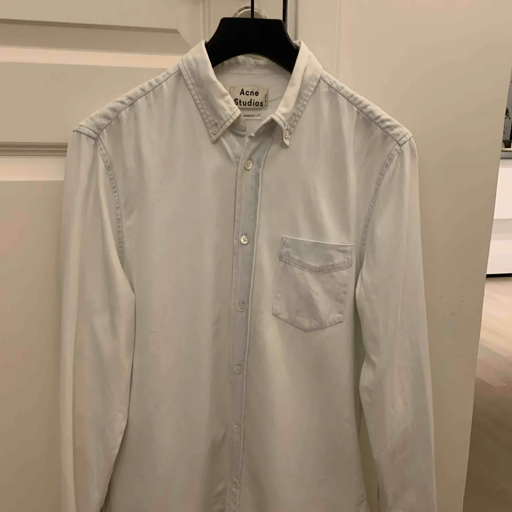 Herr skjorta i storlek 48, köpte från Acne Studios, fin skick, ingen fläcka, kan mötas upp i Odenplan Stockholm, kan skicka via post/63kr på frakt . Skjortor.