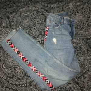  - PRISET ÄR INKLUSIVE FRAKT OCH KAN DISKUTERAS VID SNABB AFFÄR. Skitsnygga girlfriendjeans, tyvärr för små för mig. Fraktar och möter upp i Stockholm