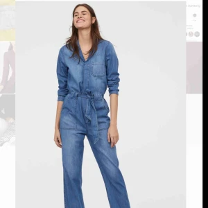  - Slutsåld byxdress i jeansliknande tyg från HM. Använd endast 2 gånger. Storlek 36 men passar även en 34 då den har ett knytskärp. 