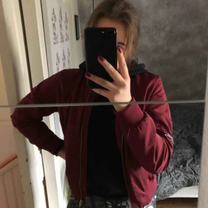  - Bomberjacka i så snygg färg!!! Säljer då jag inte använder längre. Köparen betalar frakt eller så möts jag upp i Stockholm