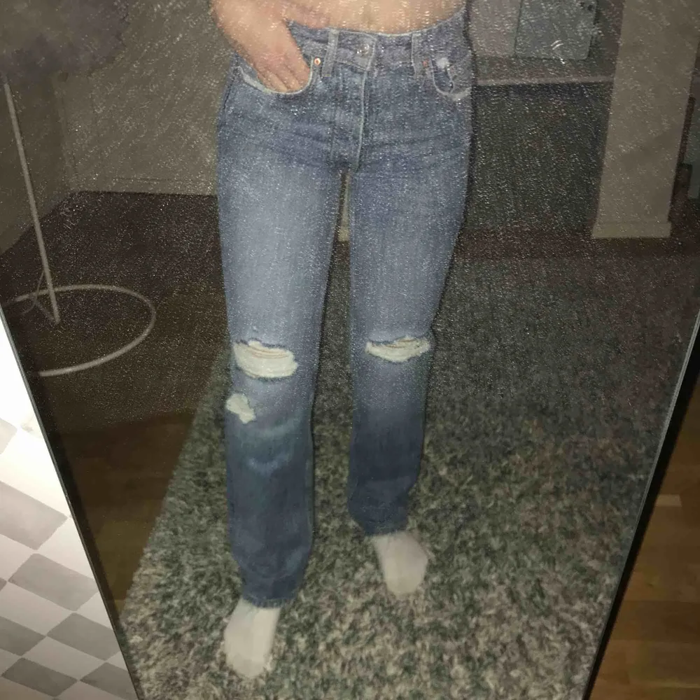 Ljusblå jeans från Zara med hål i båda knäna! Storlek 32!. Jeans & Byxor.