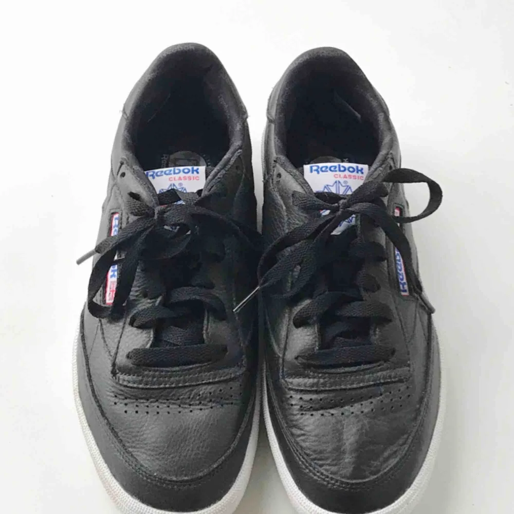 Reebok Club C 85. Svarta Reebok i storlek 42. Använda 2-3 gånger och är i väldigt gott skick. . Skor.