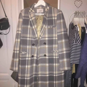  - En rutig stradivarius kappa! Bara använd några få gånger, säljer för att jag aldrig använder den! Alltså i fint skick :) köpt för 800, säljer för 600! 