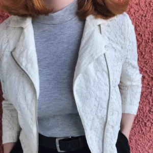  - En svincool jacka i spets! Använd enstaka gånger, den behöver mer kärlek. Kan fraktas, betalning sker via Swish! ✨