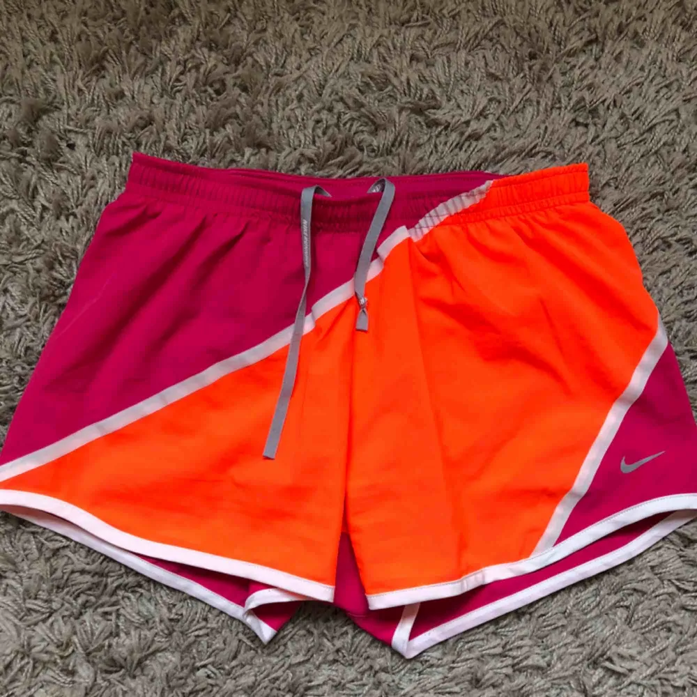Nice träningsshorts från Nike, perfekt skick 🌷. Shorts.