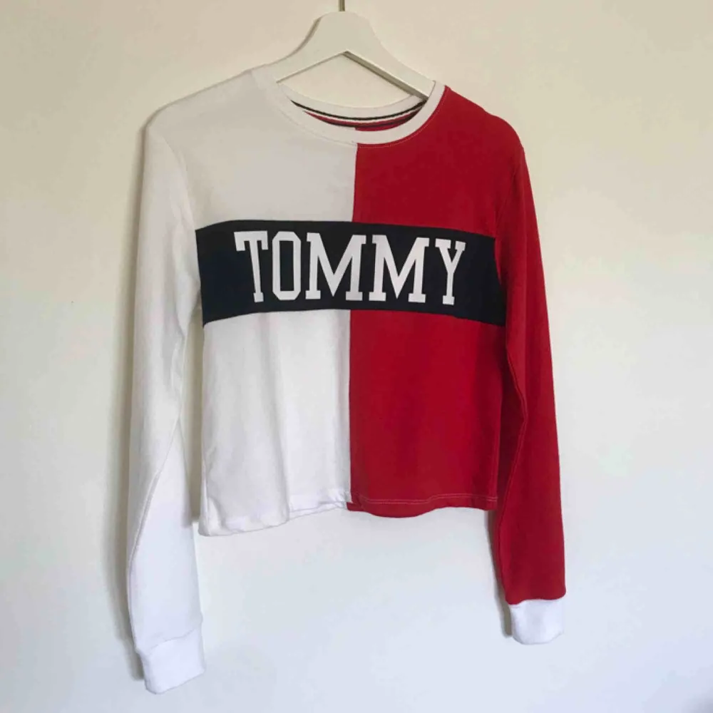 Tommyhilfiger tröja från Pacsun i mysigt material. Helt ny och aldrig använd. Säljer den eftersom den inte kommer till användning.. Tröjor & Koftor.