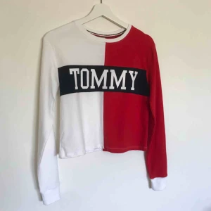  - Tommyhilfiger tröja från Pacsun i mysigt material. Helt ny och aldrig använd. Säljer den eftersom den inte kommer till användning.