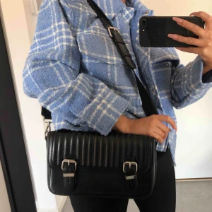  - Svart väska från Zara i äkta skinn.  Mycket frågor om jackan. Ej till salu, inköpt på monki