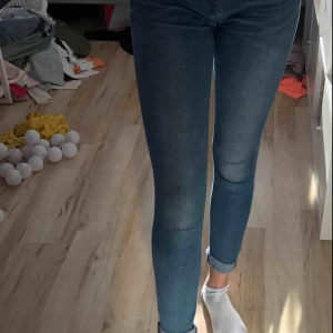  - Jeans från Tommy Hilfiger passar storlek 36 i midjan, kommer aldrig till användning. Som nya 