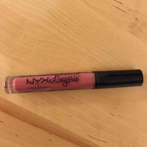 NYX Lingerie liquid lipstick i färgen Exotic. Använd en gång på läpparna, öppnad i december 2018. Endast avhämtning i Malmö eller Lund.