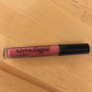  - NYX Lingerie liquid lipstick i färgen Exotic. Använd en gång på läpparna, öppnad i december 2018. Endast avhämtning i Malmö eller Lund.