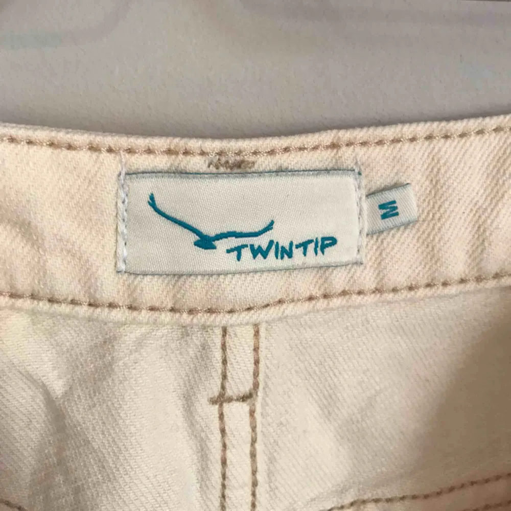 • Vit/cremefärgad jeanskjol från Twintip •  Endast använd en gång, säljer då det är fel storlek för mig!   75 kr + frakt. Kjolar.
