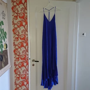  - Ny sommarklänning från H&M (lappen kvar)  Storklek 34 Härlig blå färg "super flowy" perfekt på en varm sommardag!!  Frakt 20kr