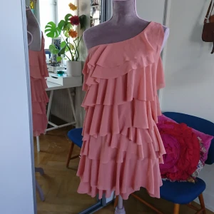  - Fin volang klänning Rosa, storlek xs, chiffong tyg.  27kr frakt betalning via swish 