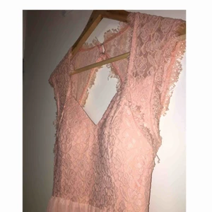 Maxi klänning - Säljer min fina klänning i storlek 40. Köpt från Nelly. Använd 2 gånger men sitter i bra skick. Med fin öppen rygg och insyd BH. 