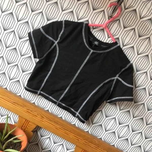  - Crop top från missguided i UK 14, M, sitter ganska tight så funkar för mindre storlekar. Aldrig använd, exklusive frakt