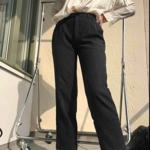  - Kostymliknande byxor i tjockare material. Superfina och passar till det mesta. Bra skick förutom hålet där bak (se bild 2). Står inte storlek men de är 36cm i midjan. Är flera intresserade blir det budgivning. Frakt tillkommer annars möts vi runt söder💓