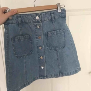  - Jeanskjol från H&M i bra skick. Mycket detaljer, 2 fickor fram och knappar. Vid snabb affär kan priset diskuteras, köparen står för frakt!:)