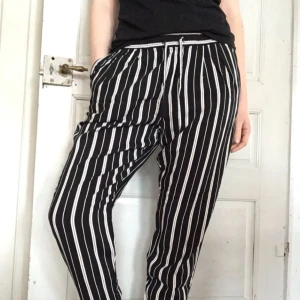  - Tunna, mjuka byxor som går att klä både upp och ner. Mycket fint skick!  Kan mötas upp i Örebro (eller Katrineholm där jag är med jämna mellanrum) eller skicka men då står köparen för frakt. 