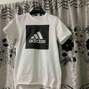  - Det är barnstorlek på plagget, vilket innebär att om man har storlek S/M så passar den perfekt. Den är använd någon gång och har en jätteliten fläck på framsidan. Priset är lite förhandligsbart.