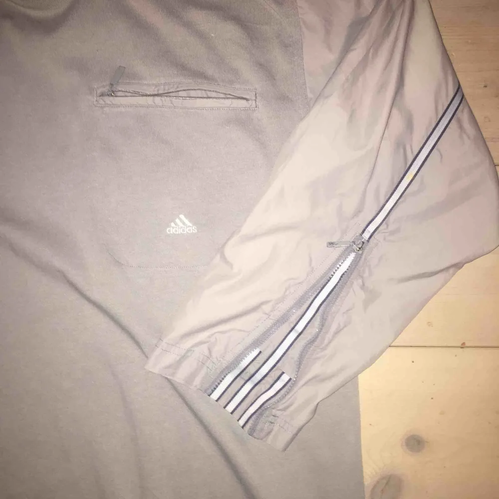 Unikt plagg från Adidas. En blandning mellan tröja och jacka. Perfekt för sommar kvällar/vår. Reflex rand längst armar och rygg.. Hoodies.