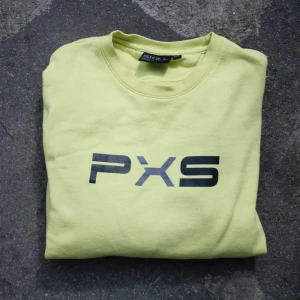  - Gul crewneck från Skill med svart tryck, st XL herr. Jag har haft den som oversize tröja (jag är en dam M). Är väl använd och lite noprig, men fortfarande fin! Frakt 56kr