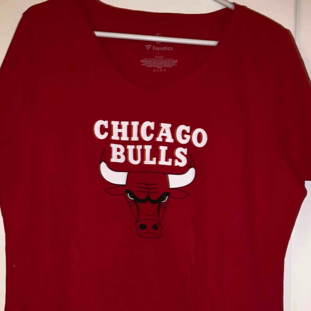 Chicago bulls tröja köpt på NBA store i New York oanvänd bara testad  Köparen står för frakten. T-shirts.