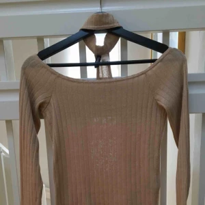  - Långärmad croptop från H&M. Beige med glitterstänk och inbyggd choker vilket gör denna pärla till den perfekta partytoppen. Storlek S, använd två gånger. 