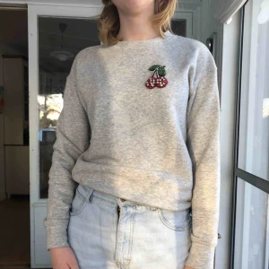 - Fin sweatshirt i härligt material. Har använts några få gånger och är i bra skick. Är XS men passar även S fint. Kan skicka mer bilder om du vill. Köparen betalar för frakt. 