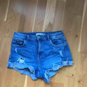  - Shorts från Zara i storlek 36. Använda ett par gånger men i bra skick! Frakt tillkommer :) 