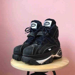  - Buffaloskor i nyskick, storlek 41.  Superfina sneakers köpta ca 2012, och använda endast ett fåtal tillfällen.  Finns i stockholm, kan mötas upp lite var stans men gärna söder eller söder om söder.