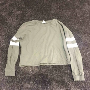  - En grön tröja! Köparen betalar frakten! Betalas med swish