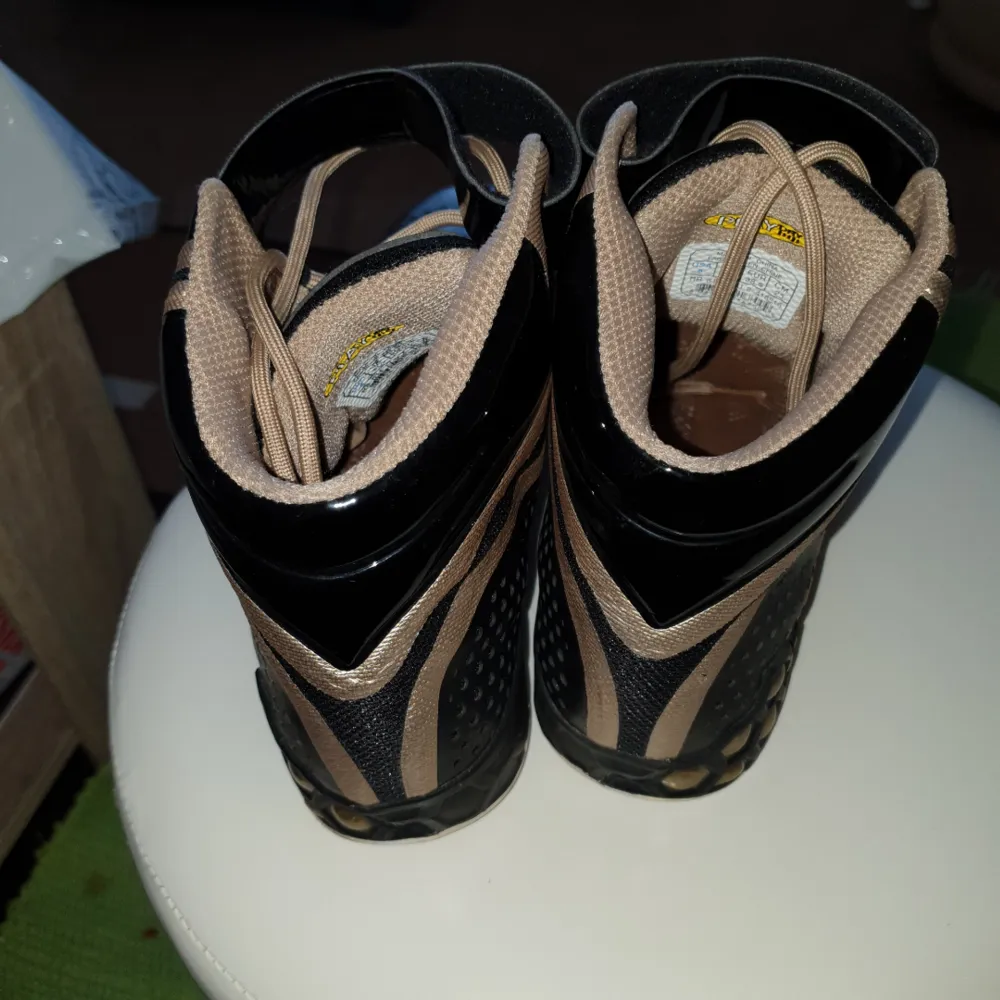 Nästan helt nya jätte snygga Reebok skor st 38.5 svarta med guld nypris 995 på eskilsvägen vid Haninge centrum men kan träffas upp i närheten swish eller kontanter tack lycka . Skor.