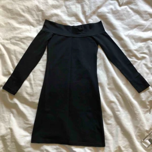  - En riktigt tight partyklänning med bara axlar och lång ärm.  Fantastiskt snygg!   Upphämtas i centrala Uppsala Porto tillkommer vid frakt, 54kr. 