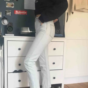  - Vita Seattle jeans ifrån Weekday, kan mötas upp i Stockholm eller frakta.