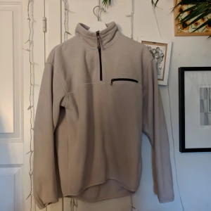  - Snygg fleece från everest. Jag kan antingen mötas i Täby eller frakta gratis!