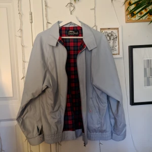  - Frän ljusblå jacka från Rappson. Har inte riktigt en storlek men själv är jag en M och den sitter oversized på mig. Jag kan mötas upp i Täby eller frakta plagget gratis!