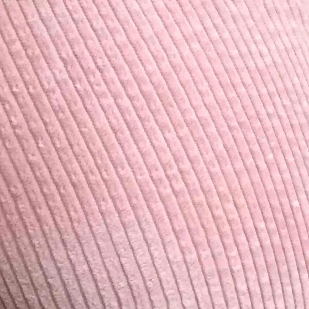 jag kommer att sälja mina älskade rosa manchesterbyxor om jag får bra bud. De är högmidjade och sitter tajt över rumpan men är raka i benen så ens ben ser låånga ut :) skriv om du har några frågor! Köparen står för frakt :). Jeans & Byxor.