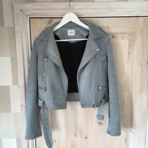  - Skitsnygg mocka-bikerjacka i en super passform. Använd fåtal gånger. Fått flertal komplimanger när jag burit den men säljs pga används för sällan. Passar M också.