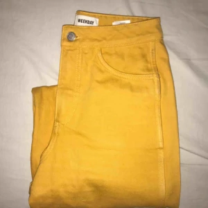  - Säljer mina svinsnygga jeans från weekday då de blivit för små:/ rak byxmodell. Frakten ingår! 