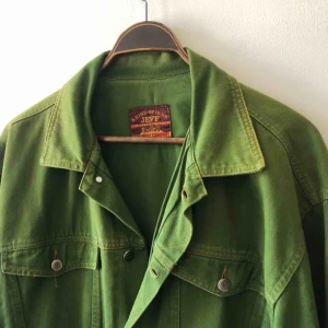  -  Vintage  jeansjacka i skön grön färg. Kan hämtas i Uppsala eller skickas mot fraktkostnad 
