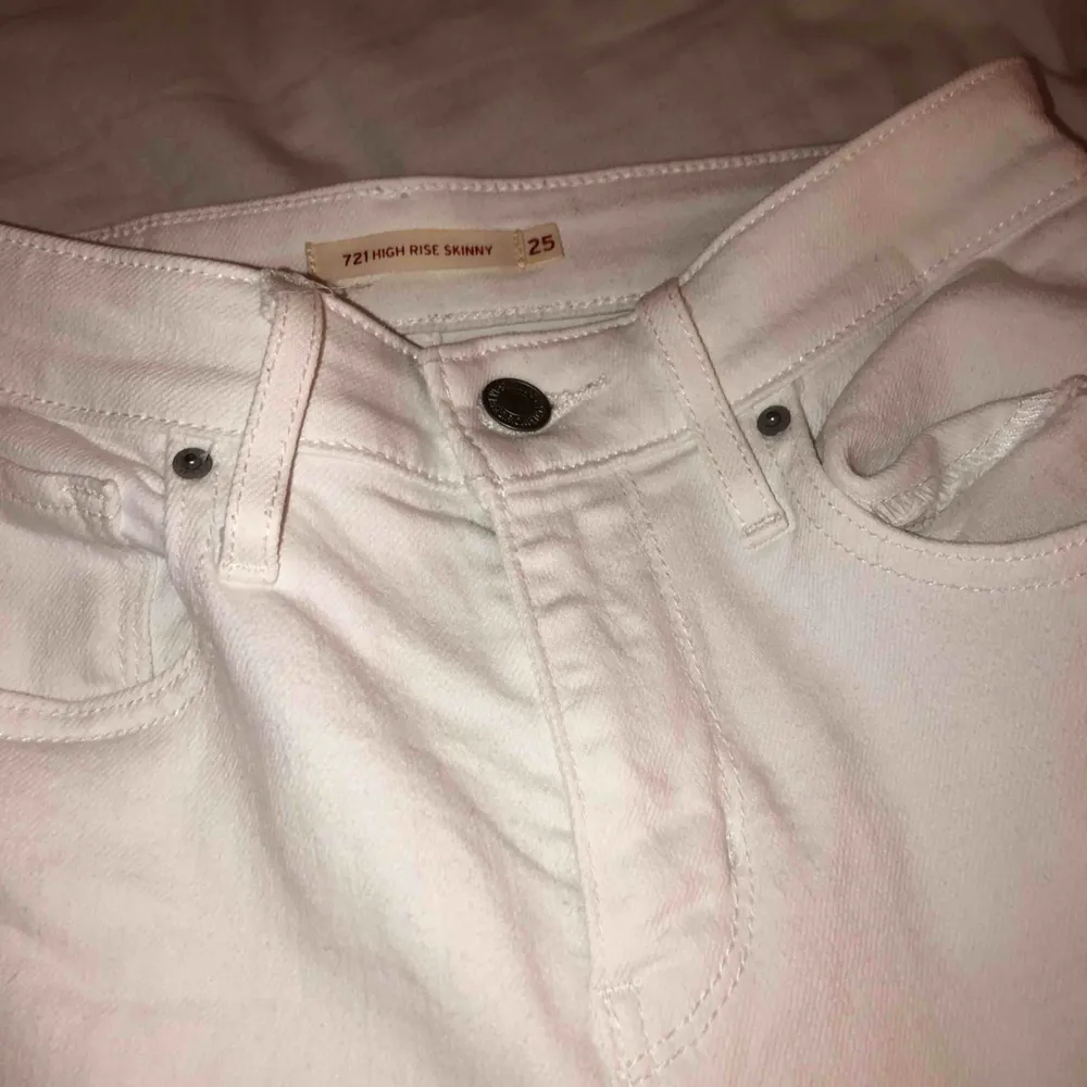 Säljer mina vita high Rise jeans från Levis pga att de inte längre kommer till användning. De är ca 1år gamla men har bara använt dom ett fåtal gånger :). Jeans & Byxor.