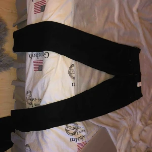  - Svarta jeans i tajt modell men lift finns vid vristen i från hm. Säljes pågrund av det ej används